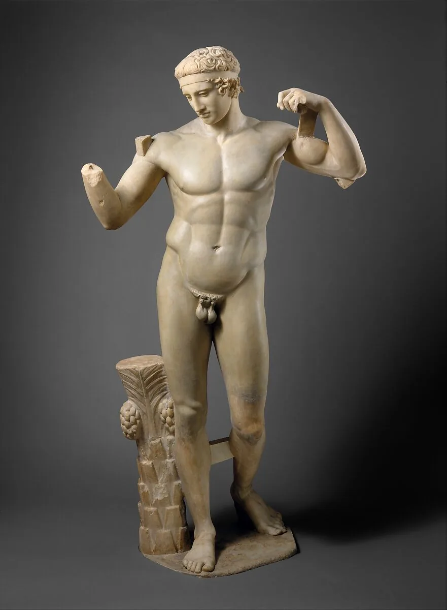 頭にバンドを巻いた青年の大理石像